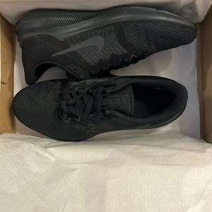 Nike women's Black Running Shoes